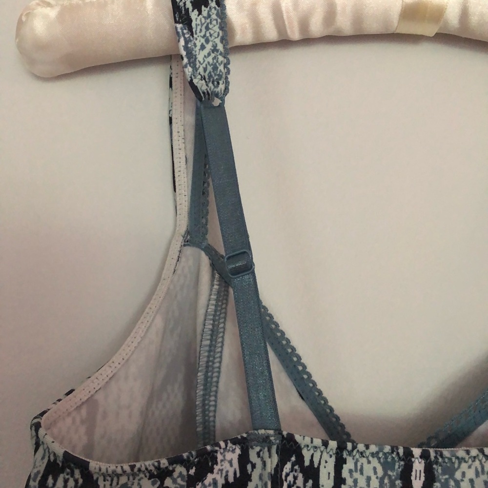 ✨NEW Urban Outfitters Snakeskin Bodysuit - Picture 10 of 13